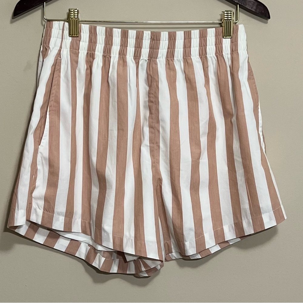 NWT Abercrombie & Fitch Striped High Rise Pull-On Short Size M - Picture 2 of 6